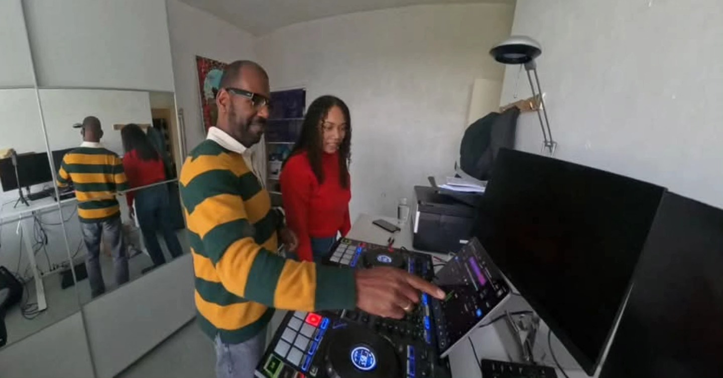 DJ Roggy achter de controller met Laura